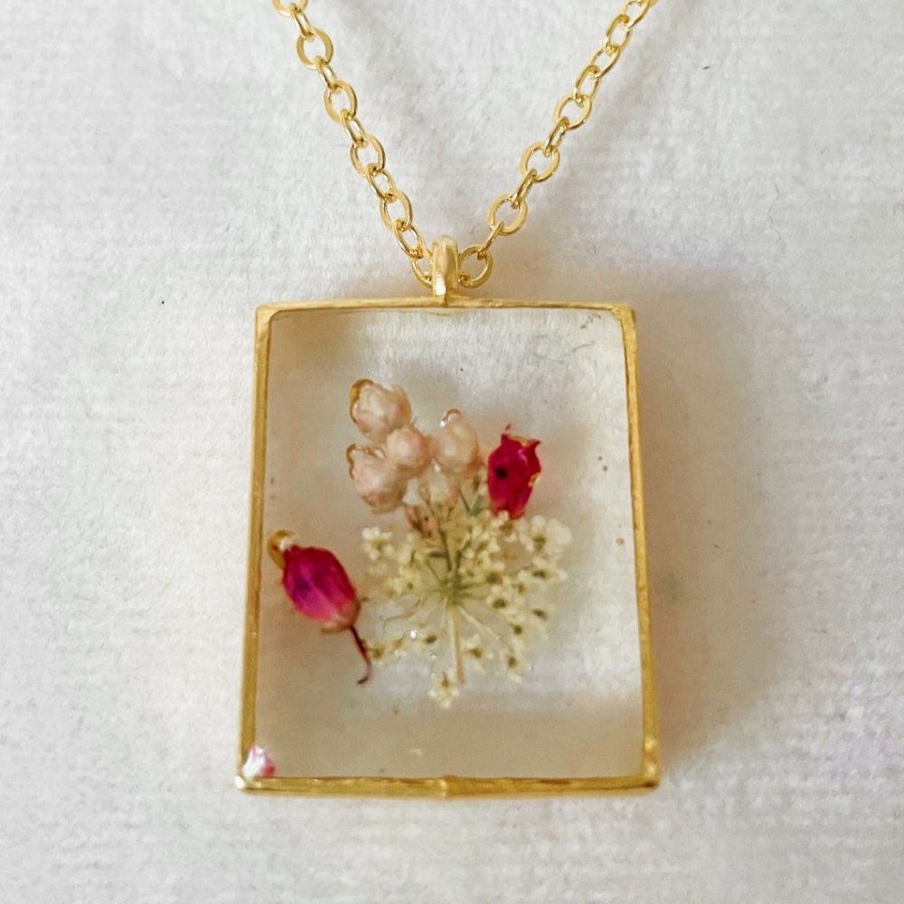 Pretty white and pink floral flower botanical resin necklace in gold bezel - Picture 3 of 3